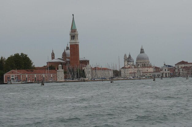 Photo river in front of st marks basilica