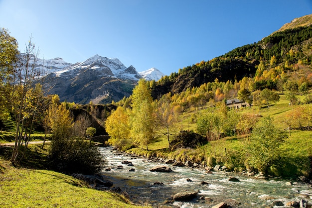 Photo the river gave de gavarnie in pyrenees mountains