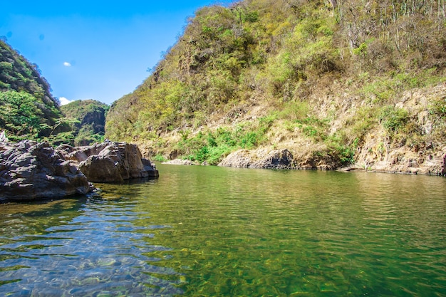 Foto colore verde fiume in un paese tropicale