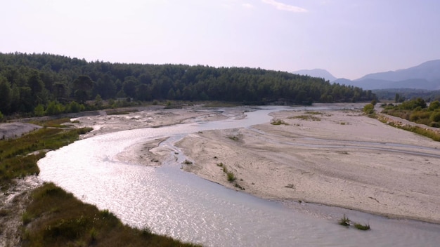 川の緑の森と山々の美しい自然の風景