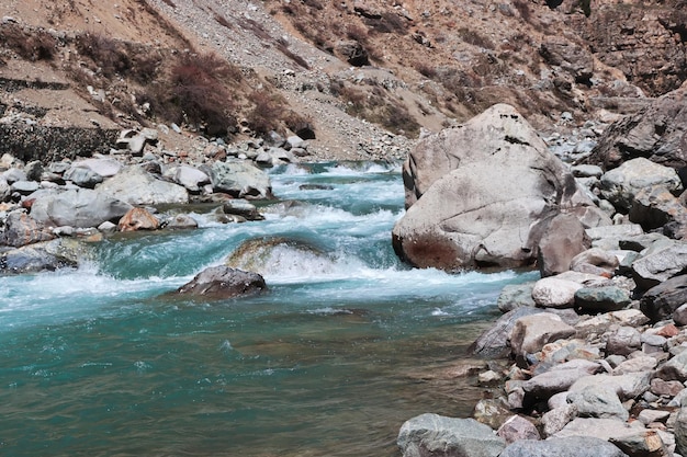 Photo the river of kalam valley in himalayas pakistan