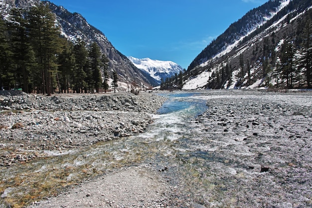 Photo the river of kalam valley in himalayas pakistan