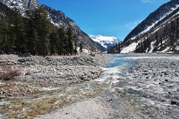 Photo the river of kalam valley in himalayas pakistan