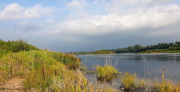 Речной пейзаж Грозовое небо над рекой Даугава в Латвии летом