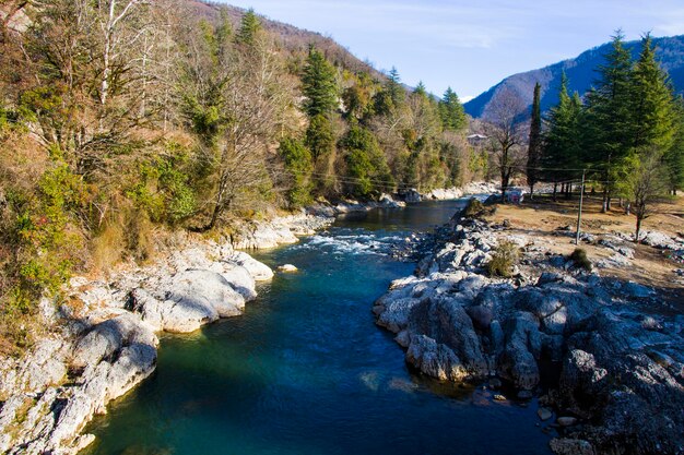 Foto paesaggio fluviale e vista luce diurna e natura all'aperto sfondo in georgia