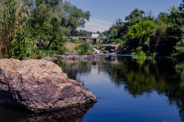 Photo a river in the middle of a beautiful canyon