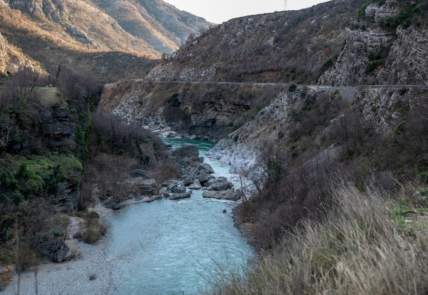 モラカ川、プラテヘ峡谷。冬のモラカ川の美しい峡谷、モンテネグロまたはCrna Gora、バルカン半島、ヨーロッパ。モンテネグロ、峡谷、山道。