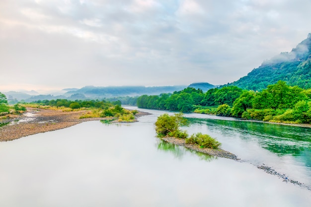 Fiume e paesaggio montano