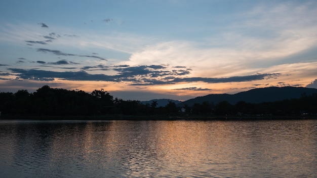 夕方の川と山の日没