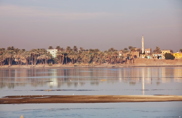 Foto il fiume nilo vicino a luxor, egitto, africa