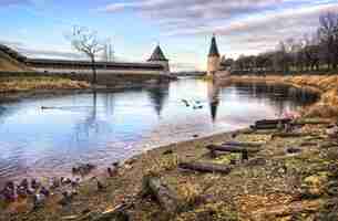 Photo river pskova and the towers of the pskov kremlin