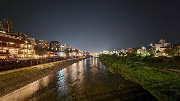 Foto di notte un fiume attraversa una città