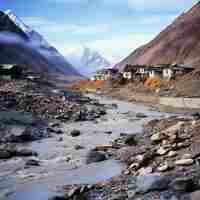 Photo a river runs through a mountain valley with houses and houses