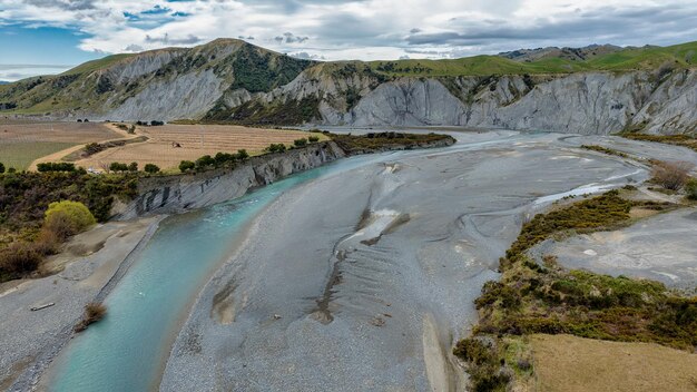 Foto un fiume scorre attraverso una valle con le montagne sullo sfondo