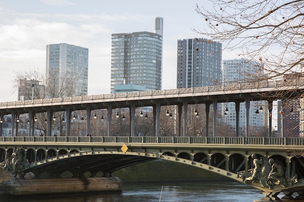 セーヌ川とビルアケム橋、パリ、フランス