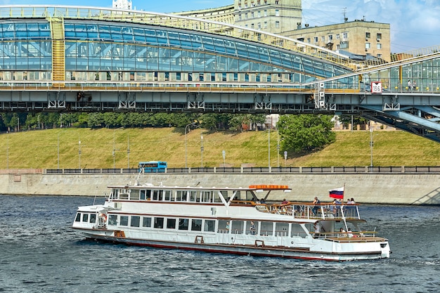 Речной корабль в городе