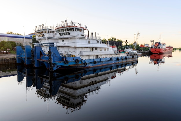 Летом у причала швартовались речные суда. Старые большие буксиры.