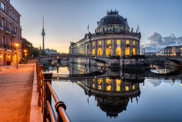 Photo the river spree in berlin before sunrise with the bode-museum and the television tower