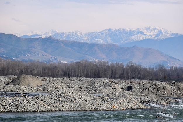 Foto fiume, pietre e montagne.