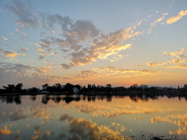 夕方の川の日没の空と雲