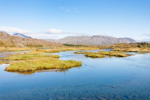 Fiume nella valle del parco nazionale di thingvellir