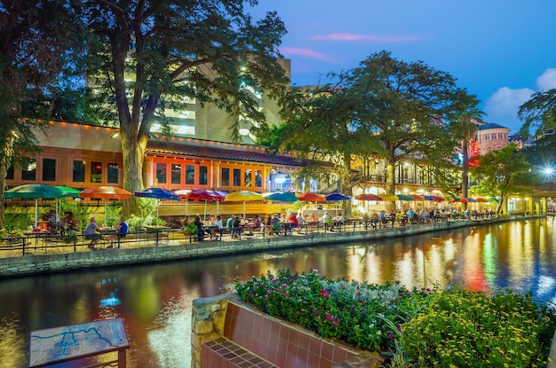 River walk in San Antonio stad downtown skyline stadsbeeld van Texas USA bij zonsondergang