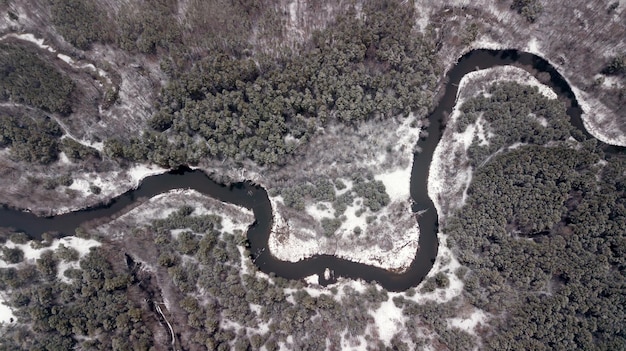 Река в зимнем лесу Аэрофотосъемка с квадрокоптера
