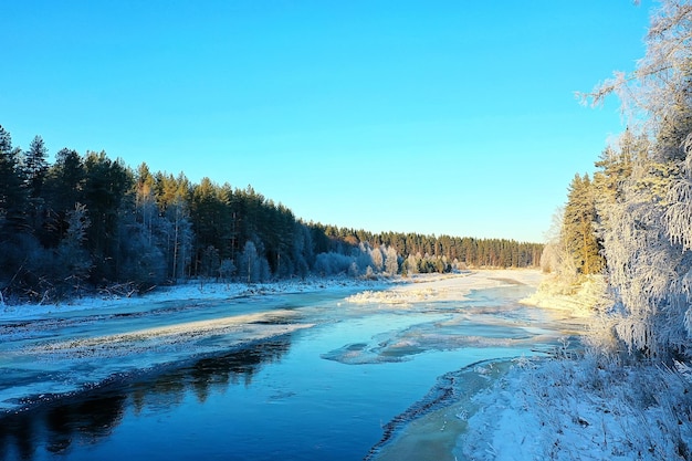 река зимой, вид с дрона, открытый морозный лесной пейзаж