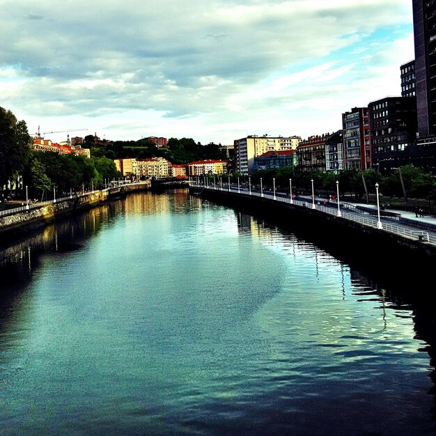 Fiume con edifici sullo sfondo