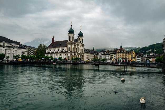 Фото Река с зданиями на заднем плане