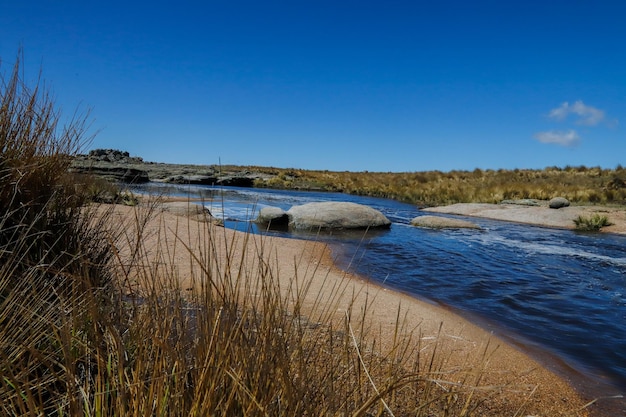 Photo a river with a hill in the background