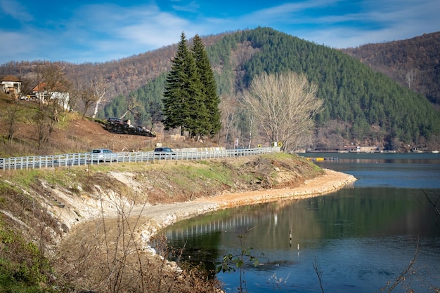 山を背景にした川