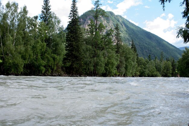 Photo a river with a mountain in the background