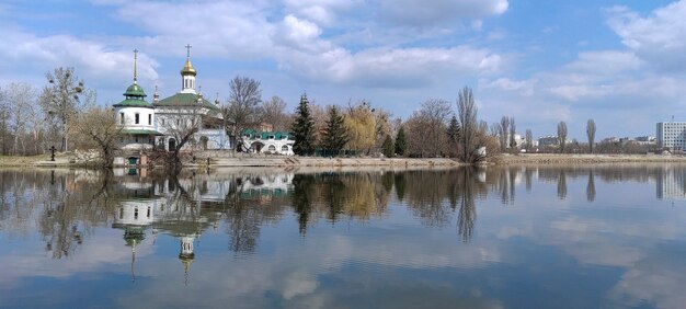 Река с отражением церкви на заднем плане весной