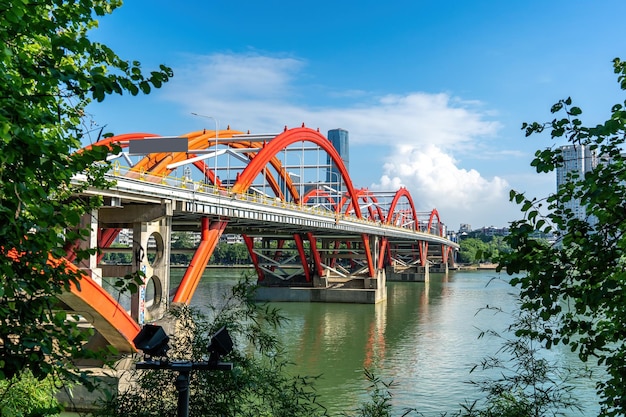 Фото Уличная сцена на берегу реки в лючжоу, китай