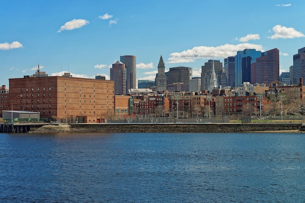 Riverside e gli edifici più alti di boston, usa. la città si trova vicino a diversi impianti idrici e le persone usano spesso il trasporto via acqua per raggiungere le loro destinazioni in modo da evitare il traffico.