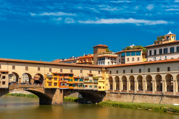 Rivier Arno en Ponte Vecchio in Florence, Italië