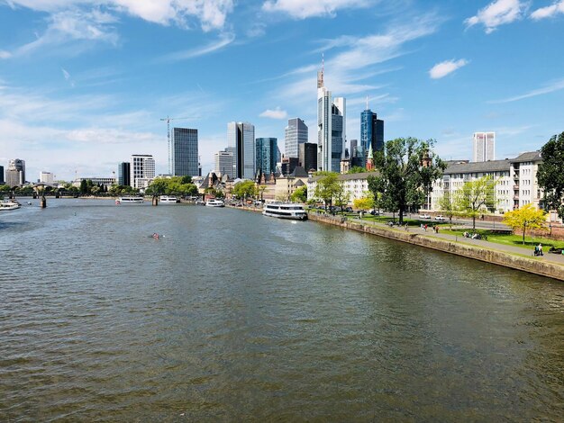 Rivier bij moderne gebouwen in de stad tegen de lucht