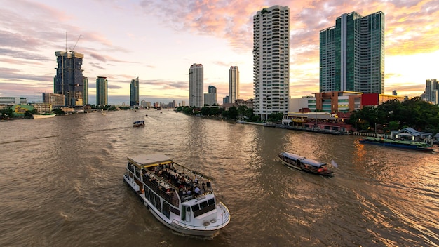 Rivier cruise tour op de chao phraya rivier van bangkok stad