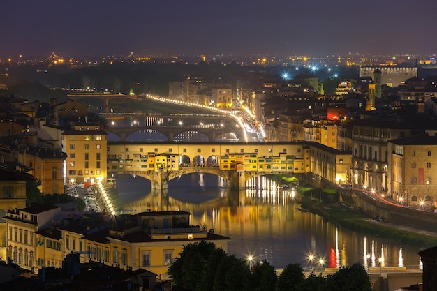 Rivier de Arno en de beroemde brug Ponte Vecchio 's nachts vanaf Piazzale Michelangelo in Florence, Toscane, Italië