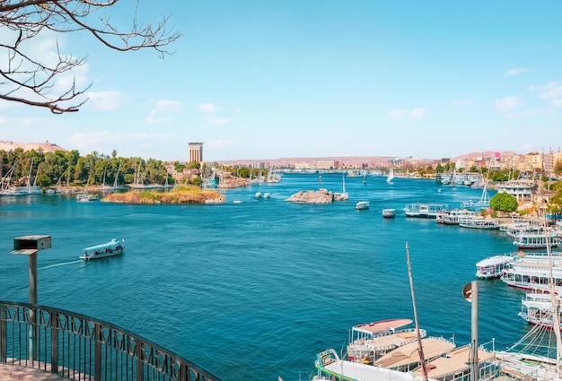 Rivier de Nijl en boten bij zonsondergang in Aswan