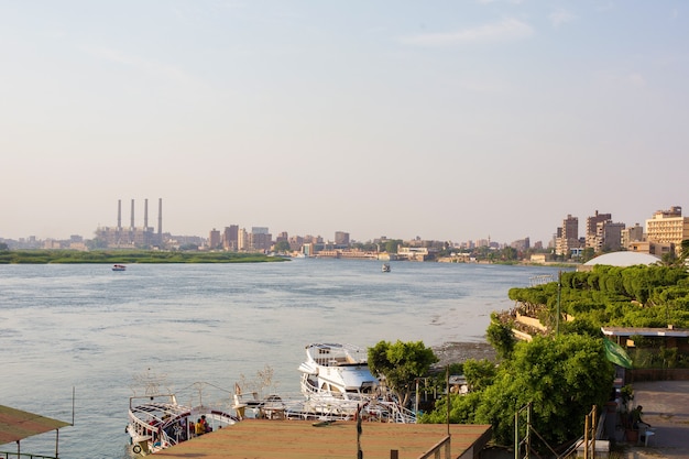 Rivier de Nijl en het stadsbeeld van Caïro bij zonsondergang