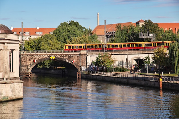 Rivier de Spree in het centrum van Berlijn, Duitsland