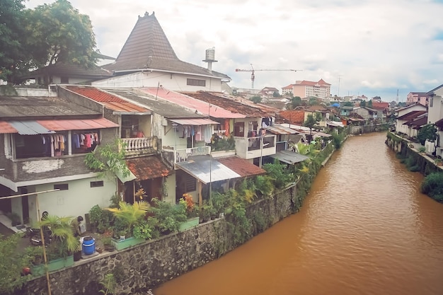 Rivier die door de stad Bukittingi stroomt