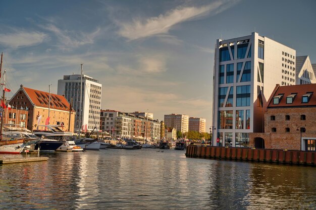 Foto rivier door gebouwen tegen de lucht in gdansk stad van noord-polen