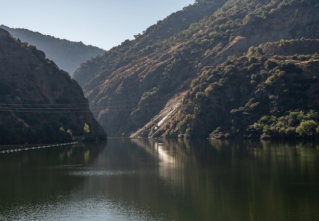Rivier Douro stroomt door smalle kloof met rotsachtige hellingen aan de oevers in Portugal in de buurt van Pinhao