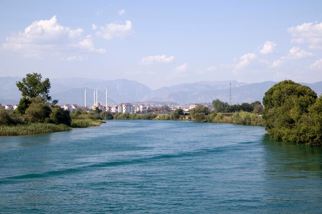 Rivier en bergen op achtergrond zomer landschap Turkije platteland blauw groen water zonnige dag met heldere hemel