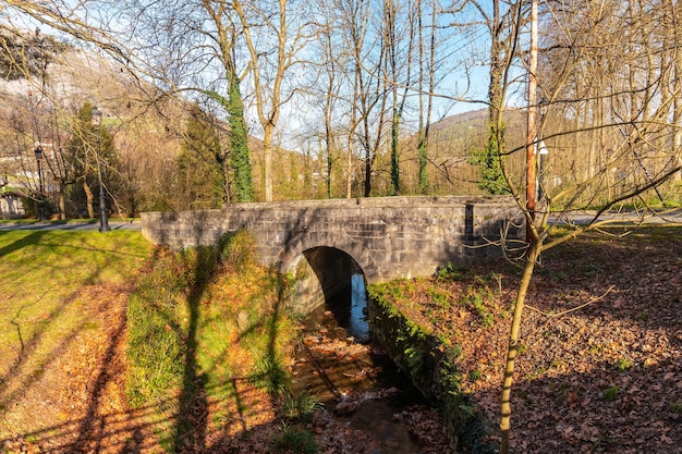 Rivier en brug in de tuinen dichtbij het Heiligdom van Loyola Barokke kerk van Azpeitia Gipuzkoa