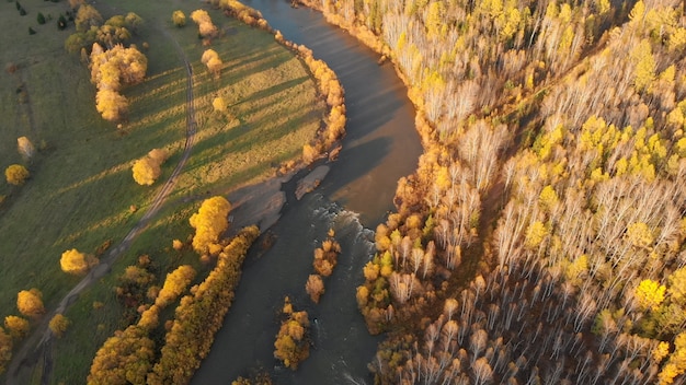 Rivier en herfst boslandschap van de natuur bij SunseT