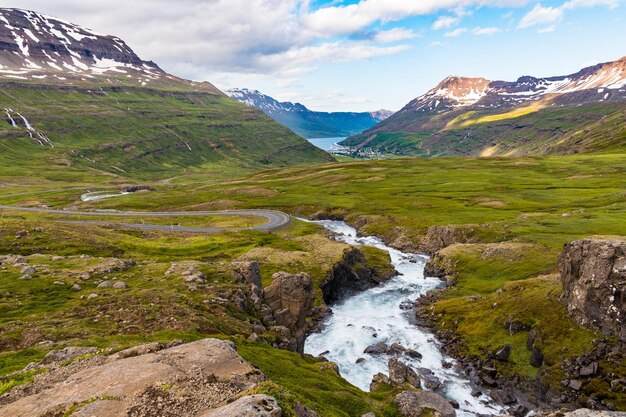 Rivier Fjardara in Seydisfjordur-fjord in IJsland